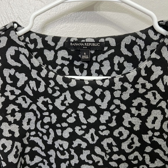 Banana Republic Factory Women's Leopard Ponte Top
Black/Grey Size Small - Picture 5 of 7